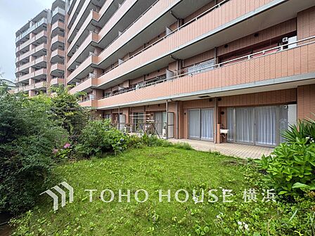 心地よい陽射しや暖かな風を楽しむことが出来る専用庭。