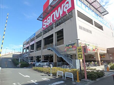 sanwa鶴見尻手店 1200m 生鮮食品を中心に、毎日の生活に必要な商品を豊富に取り揃えています。営業時間は朝9時~夜9時まで。