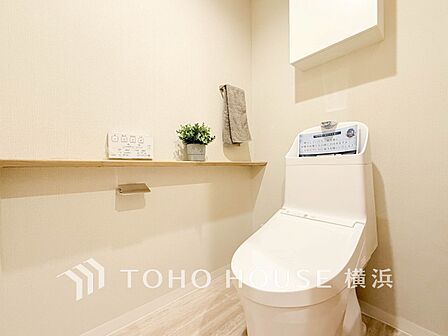 清潔感溢れるトイレ。落ち着いた空間で安らぎのひとときをお過ごしいただけます。