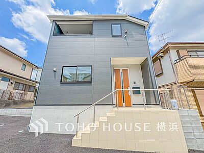 外観：爽やかな青空の下に贅沢なほどに降り注ぐ陽光、豊かな居住性と、クオリティが見事に調和した住空間。