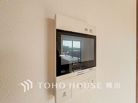 誰が来てもわかる様にモニター付きインターホンを設置。快適と安らぎを合わせた優しい設計。 