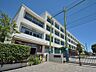 周辺：横浜市立新吉田小学校　400m　徒歩5分。小学校が近いのは子育てファミリーにもおすすめのポイントです。 