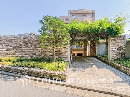 デザイン性の高いエントランスは、住む方のプライドを満たすクオリティ。