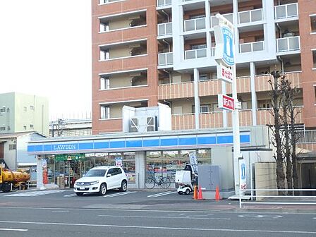 ローソン横浜磯子東町店 500m ちょっとしたお買い物や支払い、宅急便の発送などに便利なコンビニエンスストア。近くにあると助かります。