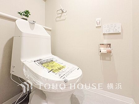 清潔感溢れるトイレ。落ち着いた空間で安らぎのひとときをお過ごしいただけます。