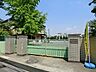 周辺：川崎市立住吉小学校　690m　徒歩9分。小学校が近いのは子育てファミリーにもおすすめのポイント。 