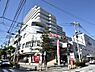 周辺：プララSUGITA　1300m　杉田駅直結のショッピングプラザ。東急ストアをはじめ、約60のお店やクリニック、施設が入っています。 