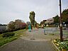 周辺：六ツ川中央公園　550m　南側にはお子様が楽しく遊べる遊具のある広場、北側には緑が豊かな自然を楽しむエリアが広がります。 