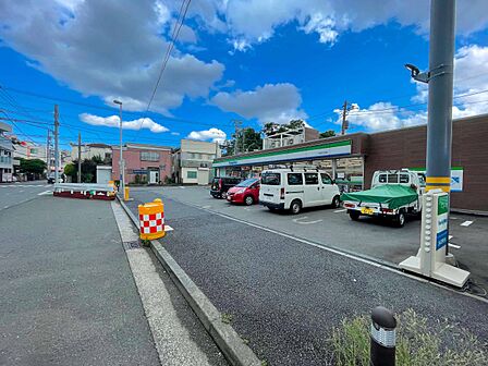 ファミリーマート大岡五丁目店 550m オリジナルブランド商品やホットスナック・コーヒーも人気です。