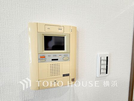 誰が来てもわかる様にモニター付きインターホンを設置。快適と安らぎを合わせた優しい設計。
