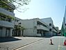 周辺：横浜市立秋葉中学校　1000m　徒歩13分。部活などで帰りが遅くなっても安心の距離感です。 