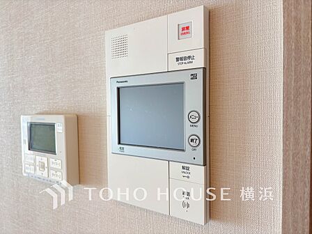誰が来てもわかる様にモニター付きインターホンを設置。快適と安らぎを合わせた優しい設計。