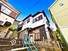 玄関：帰宅されるご家族や訪れる方を優しく迎え、安らぎに満ちた生活空間を予感させてくれます。