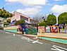 周辺：奈良幼稚園　270m　身体と感性を育めるよう、体育、音楽、芸術指導を行っています。保育終了後の課外教室も充実。 