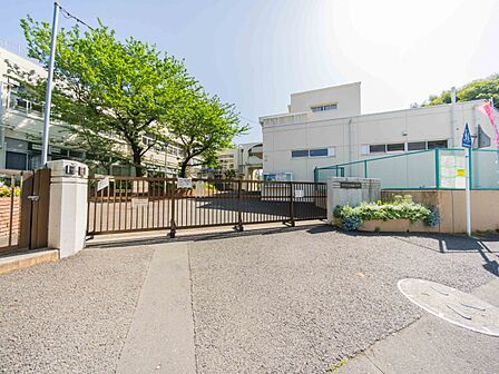 横浜市立永田小学校 500m 徒歩7分。小学校が近いのは子育てファミリーにもおすすめのポイント。