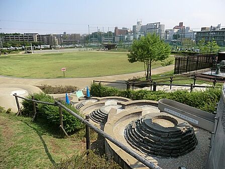 カッパーク鷺沼 鷺沼ふれあい広場 450m 「教育ゾーン」「広場・公園ゾーン」「運動施設ゾーン」「福祉ゾーン」の4つにゾーン分けされた公園。