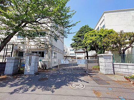 横浜市立上永谷中学校　850m　徒歩11分。部活などで帰りが遅くなっても安心の距離です。 