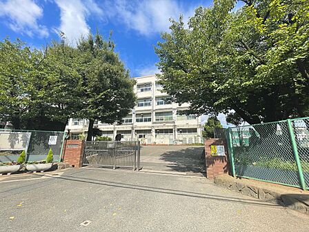 横浜市立樽町中学校 1300m 徒歩19分。中学生の体力づくりにはぴったりの距離かもしれませんね。