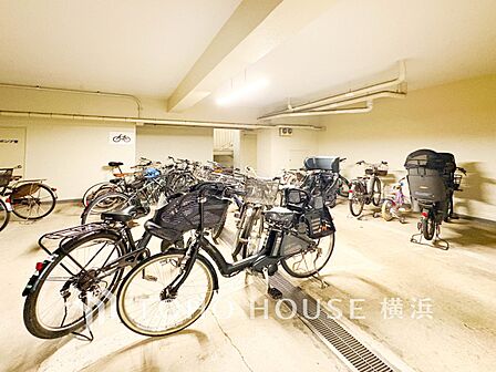 屋内式の駐輪スペースは、雨風から大事な愛車を守ってくれます。