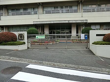 横浜市立東小学校 850m 徒11分。小学校が近いのは子育てファミリーにもおすすめのポイントです。