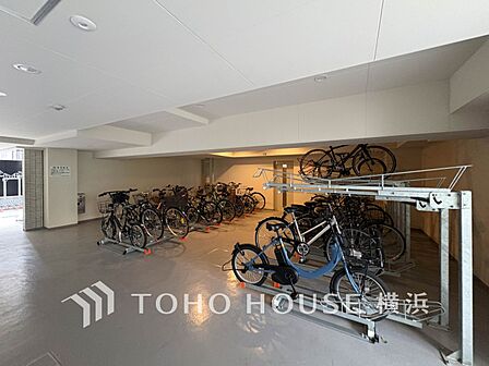 【自転車置き場】 日常生活において、手軽な移動手段として利用されることが多い自転車。置き場が完備されていると安心。