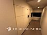 エントランス：宅配ボックスがあるので留守中でも荷物を受け取れます。忙しい方にはとっても助かる設備です。