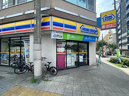 ミニストップ黄金橋店 290m お手軽に食べれる食品や日用品雑貨などを扱う便利なコンビニ。