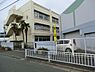 周辺：横浜市立中川中学校　1800m　徒歩23分。子育て世代に優しい落ち着いた住環境。 