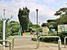 周辺：六ツ川中央公園　550m　南側にはお子様が楽しく遊べる遊具のある広場、北側には緑が豊かな自然を楽しむエリアが広がります。   