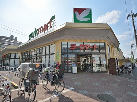 ヨークマート大倉山店 190m 首都圏を中心に展開するセブンアンドアイグループが展開する食品スーパー。毎日の「食」を彩ります。