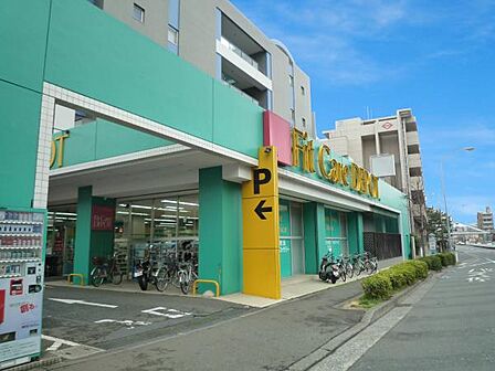 Fit Care DEPOT北山田店 1500m 朝9時から夜の10時まで営業。薬・化粧品だけではなく、食品や雑貨等もそろっており、日常のお買い物に便利です。