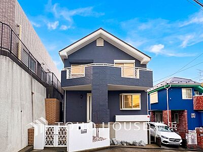外観：爽やかな青空の下に贅沢なほどに降り注ぐ陽光、豊かな居住性と、クオリティが見事に調和した住空間。