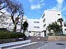 周辺：横浜市立柏尾小学校　1100m　徒歩14分。小学校が近いのは子育てファミリーにもおすすめのポイント。 