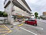 周辺：セブンイレブン横浜岸根公園店　350m　食品・日用品の購入、各種支払い、ATM利用まで幅広く対応。急な入用にも即座に対応できる為重宝します。 
