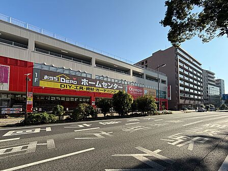 Olympic鶴見中央店 750m ホームセンター「おうちDEPO」の他、日用品やスポーツ用品、インテリア、カー用品など豊富な品揃え。