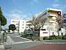 周辺：横浜市立上山小学校　450m　徒歩6分。小学校が近いのは子育てファミリーにもおすすめのポイントです。 