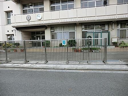 横浜市立西中学校 1000m 徒歩13分。部活などで帰りが遅くなっても安心の距離です。