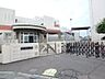 周辺：横浜市立市沢小学校　700m　徒歩9分。小学校が近いのは子育てファミリーにもおすすめのポイント。 
