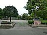 周辺：北寺尾四丁目公園　500m　住宅街の十分な広さの公園です。公園の設備には水飲み・手洗い場があります。 