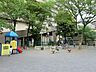 周辺：芦穂崎公園　550m　緑に囲まれた落ち着いた雰囲気。ベンチでひと休みもするのもいいですね。 