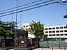 周辺：横浜市立鶴見小学校　1100m　徒歩14分。小学校が近いのは子育てファミリーにもおすすめのポイント。 