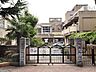周辺：横浜市立大岡小学校　1100m　徒歩14分。子育て世代に優しい落ち着いた住環境。 
