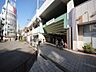 周辺：JR南武線「武蔵新城」駅　2240m　JR南武線で「武蔵小杉」駅まで乗車約6分、ターミナル「川崎」駅へは快速利用で乗車約13分。 