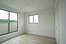 洋室：光と風の舞い込むお部屋。
