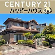 ブラウン系で統一された外壁が、周囲の街並みに調和しつつも、しっかりとした高級感を演出しています。