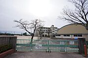 東高森台小学校まで550m、東高森台小学校まで550m(徒歩約7分)