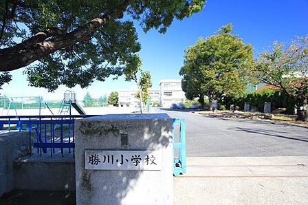 勝川小学校まで750m、勝川小学校まで750m(徒歩約10分)