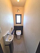 トイレは1階と2階にあります。窓付きで換気も十分に行えます！手洗い器付きです！