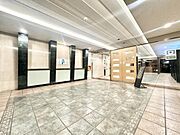 高級感のあるエントランス！物件周辺はスーパーなどの買い物施設をはじめ・教育施設が揃います！