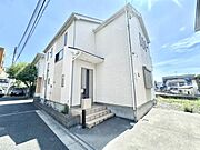 コンビニ、ドラッグストアなどが近く日々の買い物に便利！保育園・小中学校も徒歩圏内でファミリーにうれしい住環境です！